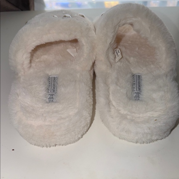 Primark Cream Fuzzy Slippers with Pearl Accents - Picture 2 of 4